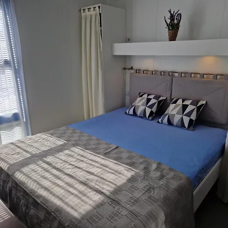 مكان تخييم Mobilna Kucica Blue Bay *